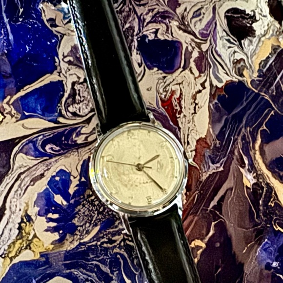 Running manual distressed watch - Picture 9 of 12